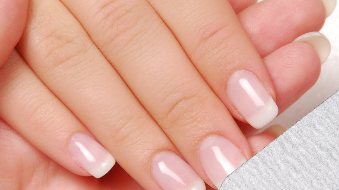 Gespleten nagels: oorzaken, verzorging en tips voor sterke, gezonde nagels