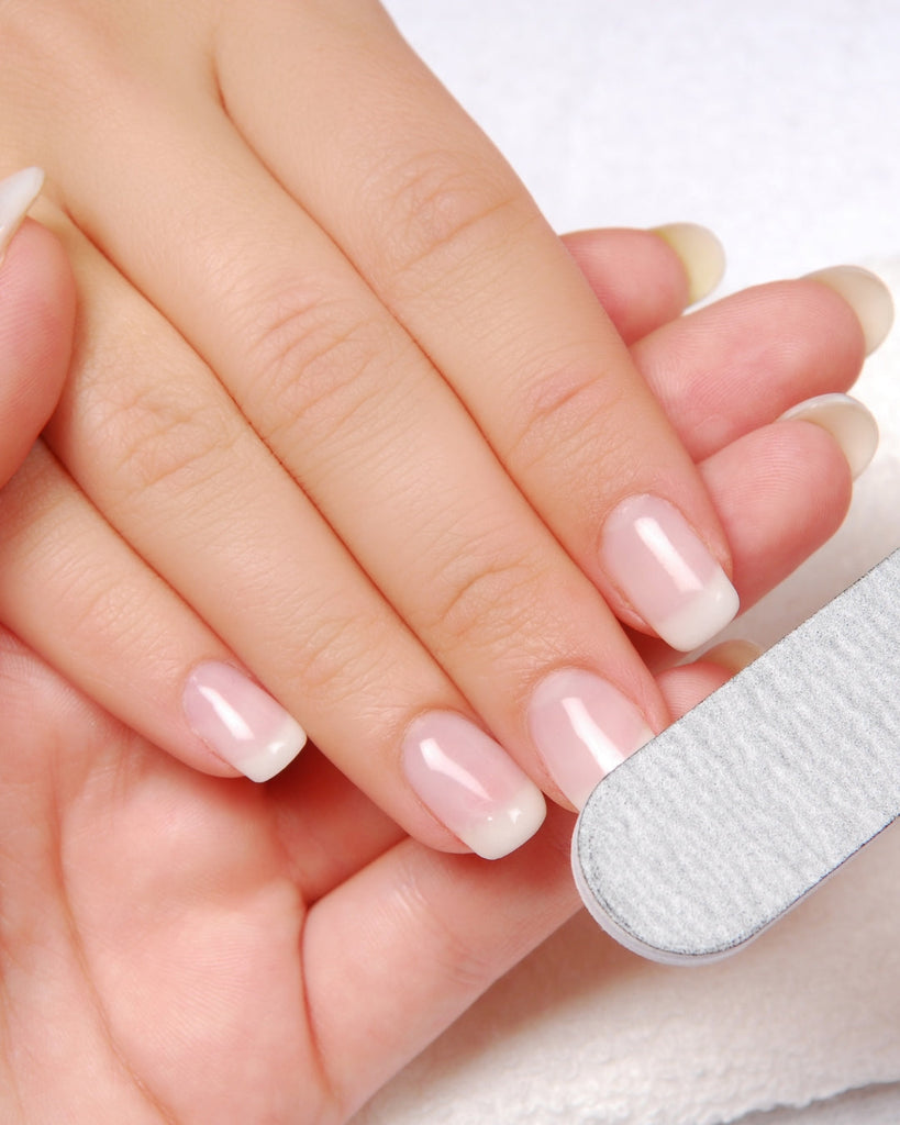 Gespleten nagels: oorzaken, verzorging en tips voor sterke, gezonde nagels